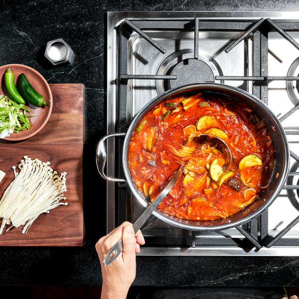 Hybrid Oval Dutch Oven. 6.5-Qt