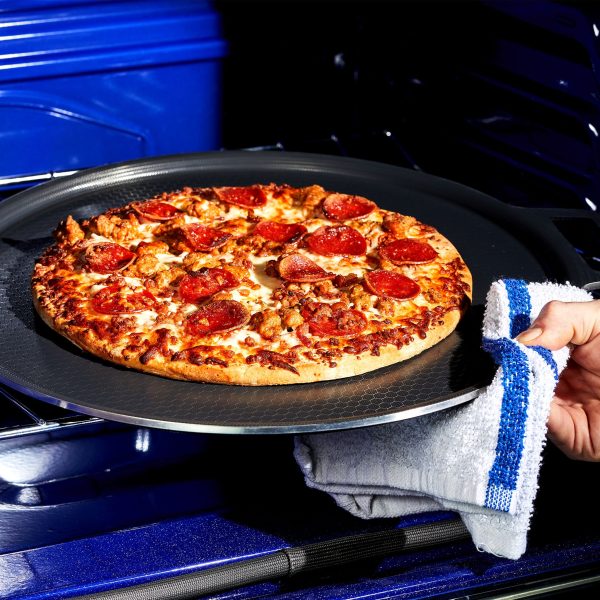 HexClad_01.29.24_25.jpg Hybrid Pizza Steel