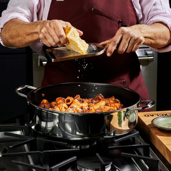HexClad_04.12.24_03_SQUARE_aae5305d-af21-44ba-8c9b-f9dfaeee5d4b.jpg Hybrid Deep Saut Pan/Chicken Fryer with Lid. 7-Qt