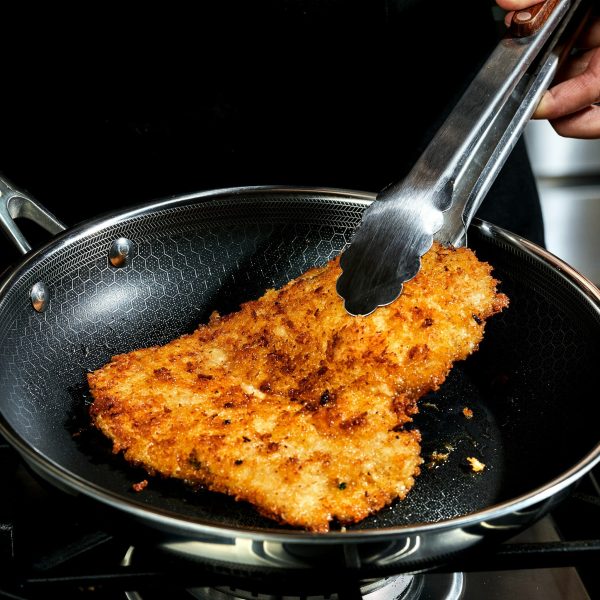 HexClad_10_HybirdFryingPan_CWPN10-C_ChickenParmSandwich_041724_KF_01_SQUARE.jpg Hybrid Fry Pan. 10″