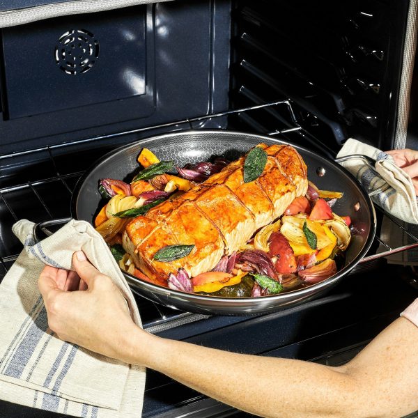 HexClad_14_HybridPan_CWPNLD14-C_Oven_052924_KF_02_SQUARE_1.jpg Hybrid Fry Pan with Lid. 14″