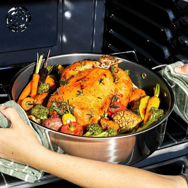 HexClad_7QTDeepSaute-ChickenFryer_CWCFLD07-C_Oven_052924_01_SQUARE_eabb408a-4ff1-47b6-ba80-39b9e96856c8.jpg Hybrid Deep Saut Pan/Chicken Fryer with Lid. 7-Qt