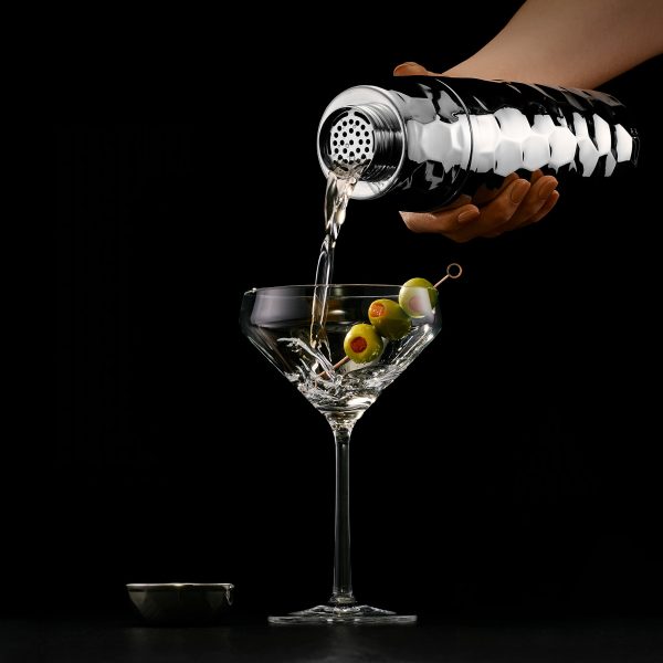 HexClad_CocktailShaker_Chrome_BRCS25-CR_DirtyMartini_110625_CS_03_4x5_e4b74405-006d-4e81-826a-e5fed30dc350.jpg Cocktail Shaker. 25 oz (Chrome)