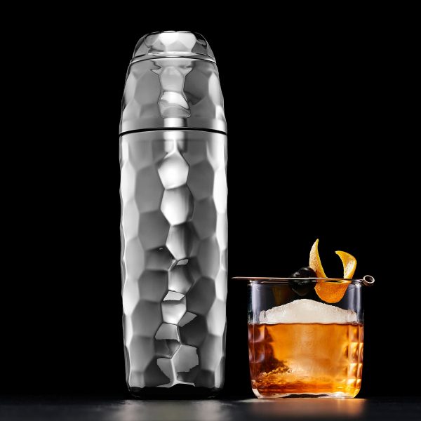 HexClad_CocktailShaker_Chrome_BRCS25-CR_Manhattan_110625_CS_01_4x5_54c31b73-d7cf-42d3-84e3-6e4977125df0.jpg Cocktail Shaker. 25 oz (Chrome)