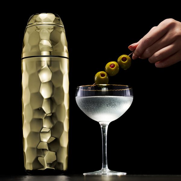 HexClad_CocktailShaker_Gold_BRCS25-GD_DirtyMartini_110625_CS_02_16x9_1534e831-e1ea-4f9e-9b16-fa933a174dd7.jpg Cocktail Shaker. 25 oz (Gold)