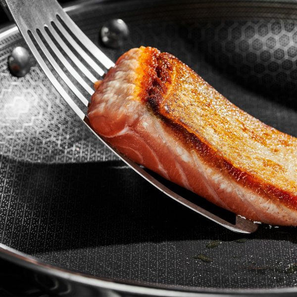 Hexclad_11.20.23_22_fbe61e2c-9b7b-4cc1-bb55-879c55cd71d7.jpg Hybrid Fry Pan with Lid. 7″